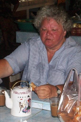 Markt 10.jpg - Hilde liebäugelt mit der Kaffeekanne